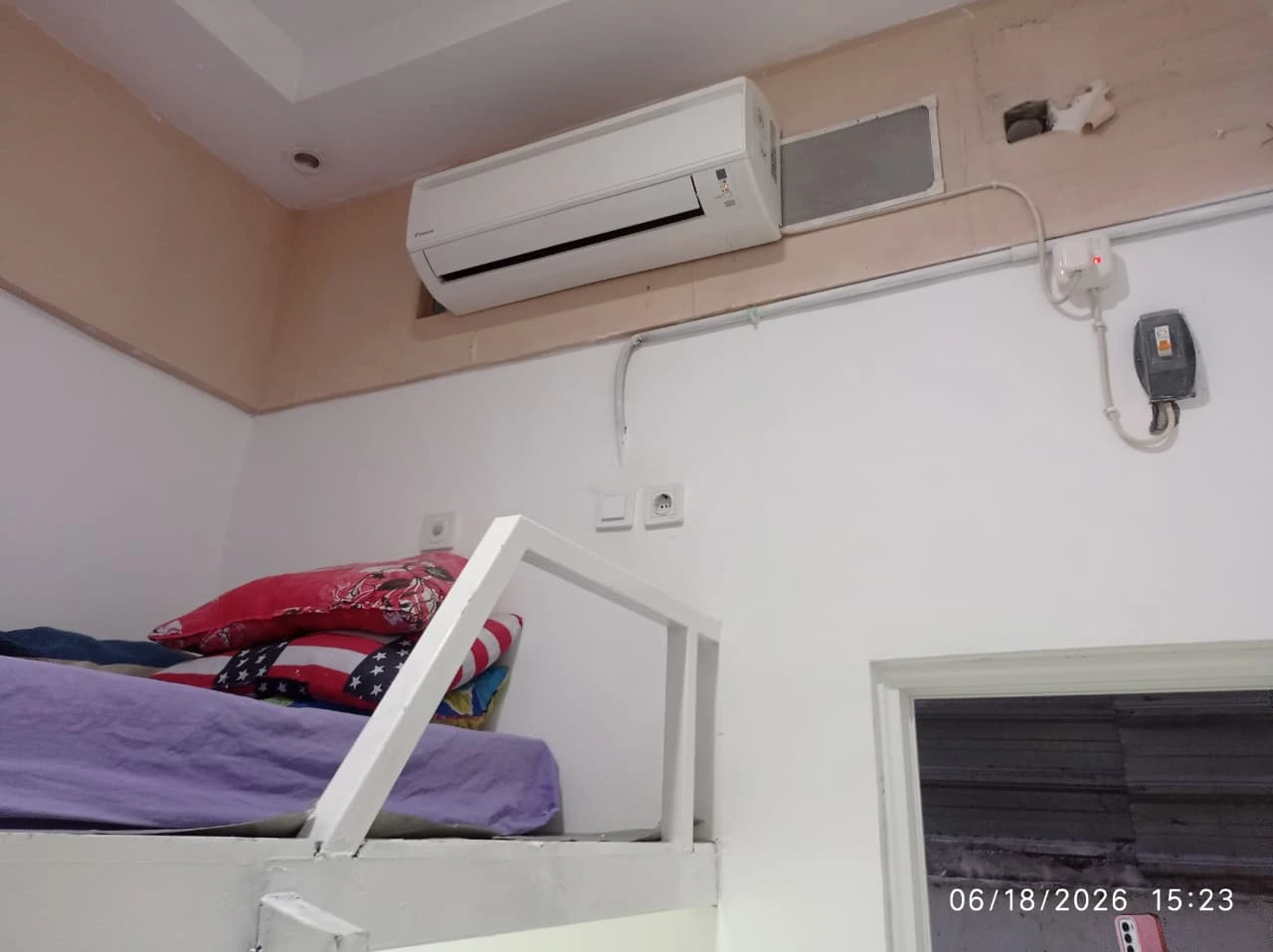 Foto Kamar F1 (Deluxe Room)  Kost Surabaya